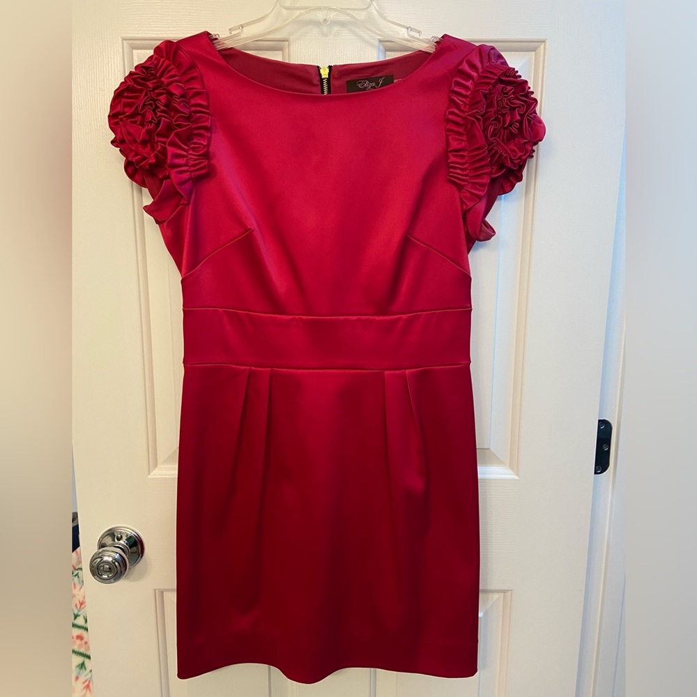 Gorgeous fuchsia pink cocktail dress with cap sleeves! Size 8.